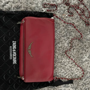 Zadig & Voltaire väska - Några missfärgningar på kedjan och loggan framtill, samt kanterna vid kedjan 