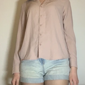 Rosa blus strl S - Söt ljusrosa blus från H&M, knappt använd. Storlek 38 men är relativt liten så den passar även 36/S. 💗