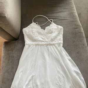 Studentklänning  - Köpt förra året helt ny i gått Skick   Små i storlek så är en 38-40 men skulle säga en 38 