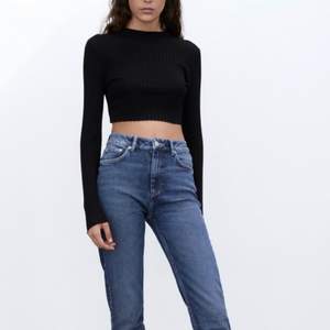 Jätte fina jeans från zara, säljer pga att de är försmå använda ett fåtal gånger💗 jätte fint skick