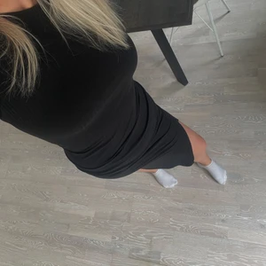 Klänning med slits - Säljer denna svarta ribbade klänning som länge har varit en favvo. Är både simpel men också festlig. Den formar kroppen fint då den är tight men också stretchig💕 den har en liten slits nere vid benet!🤍