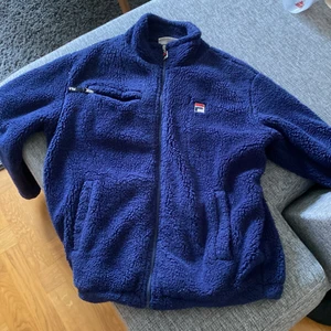 Fila ull-jacka - Knappt använd, skön o varm fila jacka med ull, mörk blå färg 