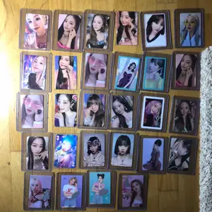 Hej! jag gör stor rensning i min kpop kollektion. stor del twice med lite aespa och en hyuna pc!<3 rad 1,2 och 3 kostar alla 60kr styck! rad 4 kostar alla 100kr styck! sista raden kostar alla 40kr styck❤️ skriv för mer bilder/info