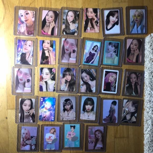 kpop kort - Hej! jag gör stor rensning i min kpop kollektion. stor del twice med lite aespa och en hyuna pc!<3 rad 1,2 och 3 kostar alla 60kr styck! rad 4 kostar alla 100kr styck! sista raden kostar alla 40kr styck❤️ skriv för mer bilder/info