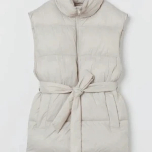 Beige väst - En väst från HM, den är slutsåld både online och i butik. Den är i xs men passar även S  och M skulle jag säga. Hör av er för flera bilder💓