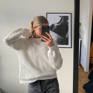 Stickad vit tröja - Väldigt fin vit stickad tröja från VILA. Väldigt bra skick och passar till allt! Hör av dig med frågor eller prisförslag!🤍