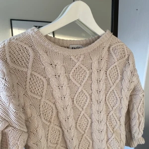 Stickad tröja - Supersnygg stickad tröja med korta ballongarmar. Fin beige färg som passar till allt. Superbra skick!! Hör gärna av dig med frågor!!🤍