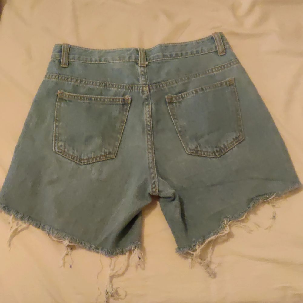 Hej! Säljer denna Låg Midjade Short som jag har köpt i thailand. Shorten är endast testade. Tyget är ej strechig och har starkt tyg. Midjemått på shorten är 70 cm❤️. Shorts.