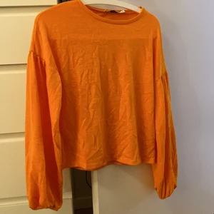 Tröja nakd - En snygg orange tröja från nakd med ballongärmar. Bara använd 1 gång. Jättefin på sommaren!