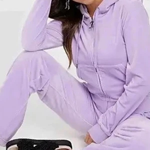 Juicy couture  - Ett par juicy byxor i ett mycket bra skick använda ett par gånger, säljer eftersom att jag har tröttnat😊 köpta för 1000kr och säljs för 800 priset kan diskuteras🥰