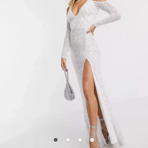 Balklänning från asos  - Super super fin balklänning (eller annat tillfälle), endast testad. Från märket goddiva och köpt på asos (den är slutsåld på hemsidan) 