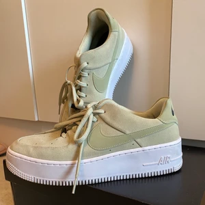 Nike air force 1 sage low - Nike air force 1 sage low köpta våren 2021! Använts några få gånger under sommaren 2021. Färg: Olive Aura/Olive Aura-White-Black Storlek 40,5. Köpta för 1199 kr. Skolådan finns kvar💗 Kan mötas upp eller så står köparen för frakt.