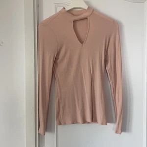 Tröja  - Skön tröja från Hollister med skurning 