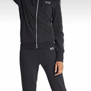 Ea7 Emporio Armani tröja - Säljer denna svart/ guldiga Armani tröjan pga den inte kommer till användning. Köpt ett år sedan för 1200kr men använts bara 2 ggr. Storlek S men sitter lite stort