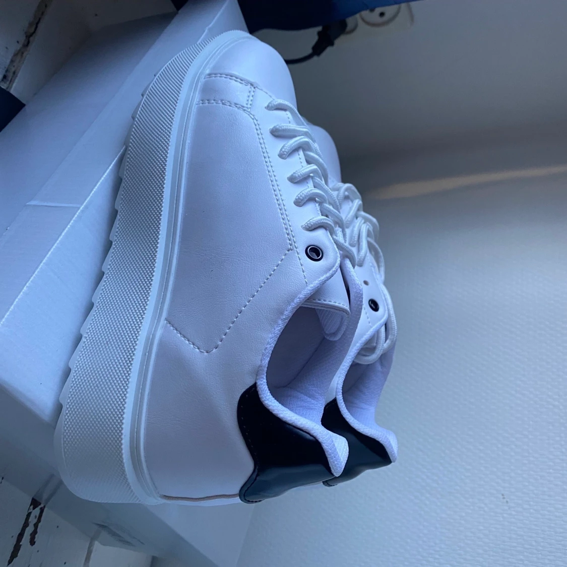 Helt nya skor från Nelly 