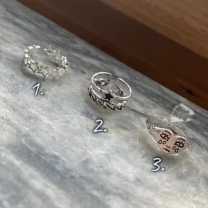 Utförsäljning!  - Nu kör vi lite utförsäljning på dessa ringar! Nr. 1 är en självlysande ring. Se bild två hur den ser ut i mörker! Superfin både på fest och till vardags som den är😍 Pris på den: 55:-💗💗💗 Nr. 2 se bild tre hur den sitter på! 🥺😍 pris för den är 60:-🥺 💗💗💗 NR.3 SLUT💗💗💗 Alla ringar är justerbara så passar alla 😍 