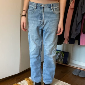 Oversized jeans - Jag försökte dra in de i midjan, det blev inte så snyggt men man ser inte de från baksidan. De är stora (jag är 1.80 för referens). 