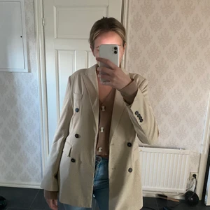 Oanvänd kavaj  - Helt oanvänd beige kavaj med långa armar och fina detaljer, perfekt till våren 