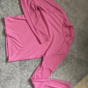 Rosa Långärmad tröja - Köptes i somras jätte fin men gillar inte hur den sitter på mig tyvär🙁 