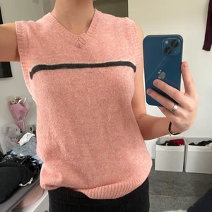 Pink brubaker - En sommar favorit! Väldigt väldigt fin stickad rosa väst, med en svart underbar detalj på, säljer för att jag aldrig använder den längre, den är i mycket bra skick och passar till det mesta!💗