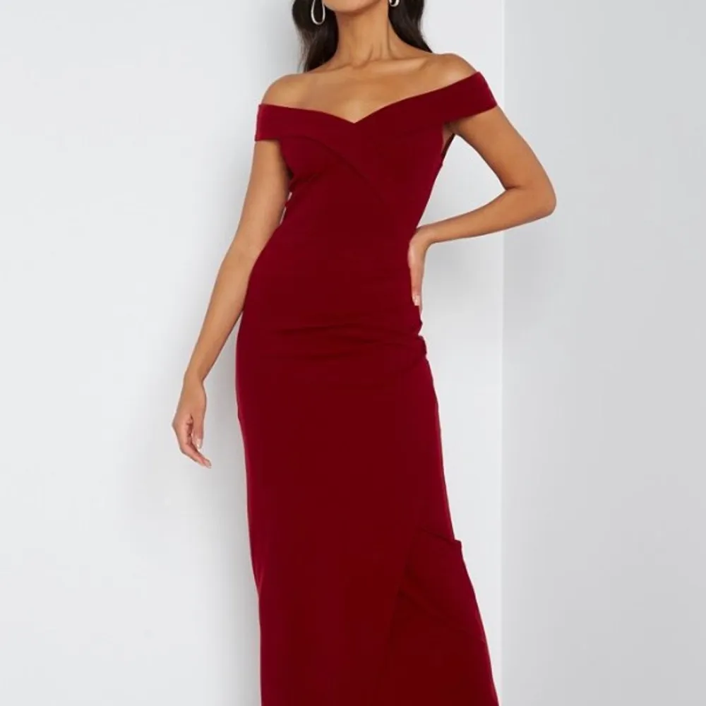 Röd bal/festklänning, endast använd en gång.  Info om klänningen: - Stretchigt material - Avskärning i midjan - Dold ryggdragkedja. Klänningar.
