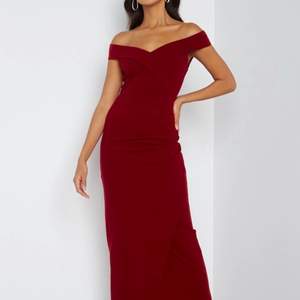 Röd bal/festklänning, endast använd en gång.  Info om klänningen: - Stretchigt material - Avskärning i midjan - Dold ryggdragkedja