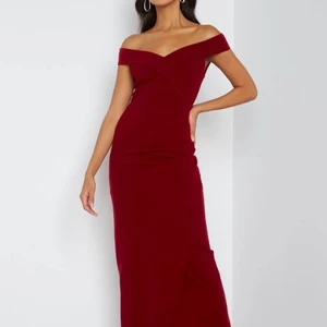 Off shoulder prom dress  - Röd bal/festklänning, endast använd en gång.  Info om klänningen: - Stretchigt material - Avskärning i midjan - Dold ryggdragkedja