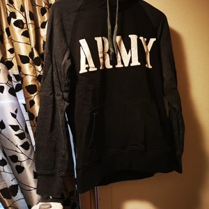 Svart hoodie - Använd men fin i skick. Katt finns i hemmet. 