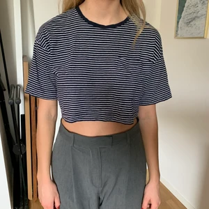 Croppad randig t-shirt - En kortare t-shirt från Zara i storlek S som jag aldrig använder längre.