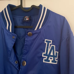 LA jacka  - Fick denna i present men tyvärr den passar inte mig, storleken är L men passar M. Köparen står för frakten. Kan mötas i Stockholm. Passar tjej ock kille. 