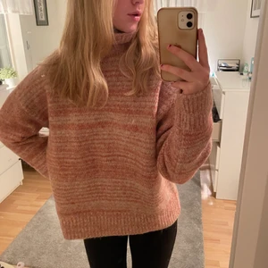 Stickad tröja från Zara - Säljer denna super sköna stickade tröjan ifrån Zara!! Inte min stil. ALDRIG ANVÄND!! Storlek S