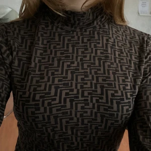 Brun svart polotröja - Snygg polotröja från ginatricot. Tröjan är i stl M och är väldigt stretchig. Jag har vanligtvis S. Men tror den även passar större storlekar än M💗 pris kan diskuteras 