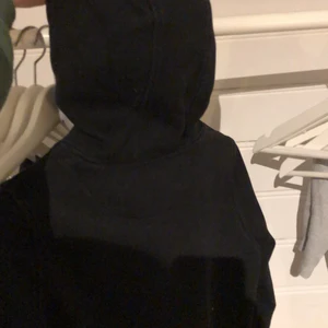 storlek M från DirtCult - Denna tröja är jätte fin. Den är storlek M men kan passa för dom som har S med. Jag har inte haft tröjan så mycket! Tröjan kan verkligen vara fint till ett par jeans❤️ Tröjan sitter väldigt mycket mot kroppen men inte alls tajt ❤️