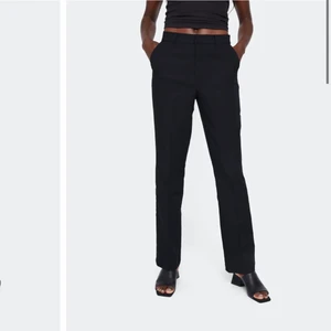 Kostymbyxor från Bikbok - Säljer dessa fina kostymbyxor från Bikbok. Köpta för 400, okej använda lite noppigra på ena bakfickan (se andra bilden).                    Köparen står för frakten (66kr)