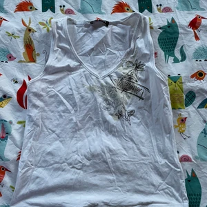 Vintage linne - riktiga vintage vibes på linnet, vitt med snygg urringning och tryck!