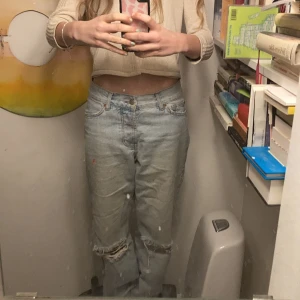 Lowwaisted junkyard jeans!  - As coola populära junkyard jeans i nyskick, storlek 26. Säljer för att dem är lite för stora för mig och hade annars sparat dem! Modellen liknar lite ett par jeans från Gina tricot som heter ”90s high Waits Jeans. Dock är dem här lågmidjade, som enligt mig gör jeansen till något extra! Köpte jeansen för 499 kr.