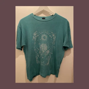 T-shirt med tryck - Gullig tshirt från Urban Outfitter med en sol och måne :) Storlek XS men passar mig som vanligtvis har S/M :)