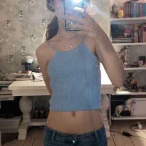 Snygg stickad topp!  - Superfin stickad topp i nyskick, storlek S. Passar att ha både på vintern och på sommaren! 