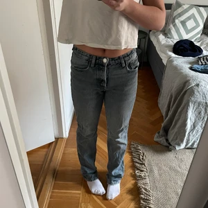 Medelhöga zara jeans stl 36 - Säljer dessa sååå snygga jeans från Zara. De har tyvärr inte kommit så mycket till användning det är därför jag säljer dem. Frakt ingår ej. Nypris: 399kr. Skriv för mer bilder och information.
