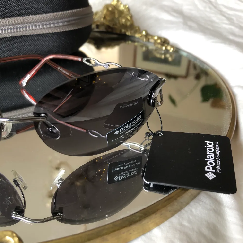 🤎Helt nya vintage Polaroid- solglasögon (rekommenderade priset 499kr) säljes av mig för 200kr plus fraktkostnad 🤎  Fler bilder finns och det är bara att höra av sig!         #solglasögon #polaroid #nya #prada #gucci #fendi #sommar #vintage. Accessoarer.