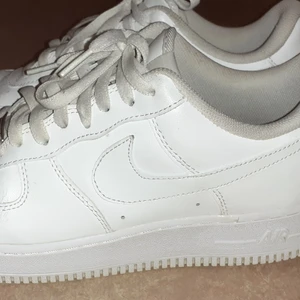 Nike Air Force 1 - Säljer min nike Air force 1 som man ser dem är bra använd. Dem här lite crise men det syns inte. Inget hål stick 9/10