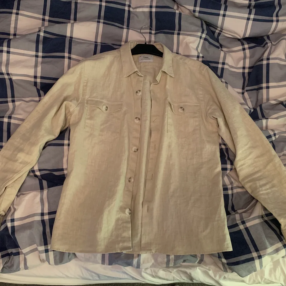 Fin linneskjorta eller overshirt från märket Ciszere. Nypris 1200kr. Använd enstaka gånger men i felfritt skick. Storlek L men passar på M också. Pris kan diskuteras. Skriv för fler bilder/info!. Skjortor.