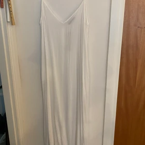 Maxi klänning  - Vit Maxi klänning med fickor, aldrig använd, lappar finns kvar.