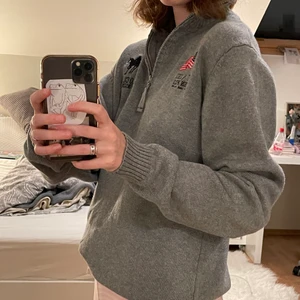 Polo kofta - Fin grå polo i storlek m, bra skick. Modell är 171 