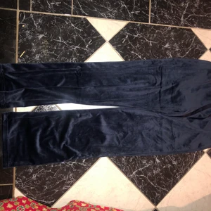 Velour byxor mörkblå  - Mörkblåa velour byxor som är i storlek xs. Har använts 1 gång💕 dom är jätte sköna men för små för mig, tar swish eller möts upp om du bor i Härnösand. Dom kostar 250kr egentligen