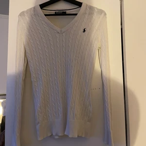 Ralph lauren - Säljer denna fina kabelstickade tröja från Ralph lauren💗 (köparen står för frakten)
