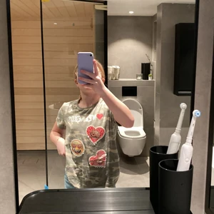 T- shirt - Väldigt skön. Paljetter som man kan vända.kamouflage.