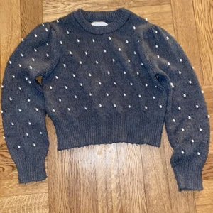 Zara tröja! Storlek 11-12 - En jätte snygg tröja från Zara! Storlek 152 ❤️säljer för att den inte kommer till användning. Färg grå men vita pärlor❤️❤️