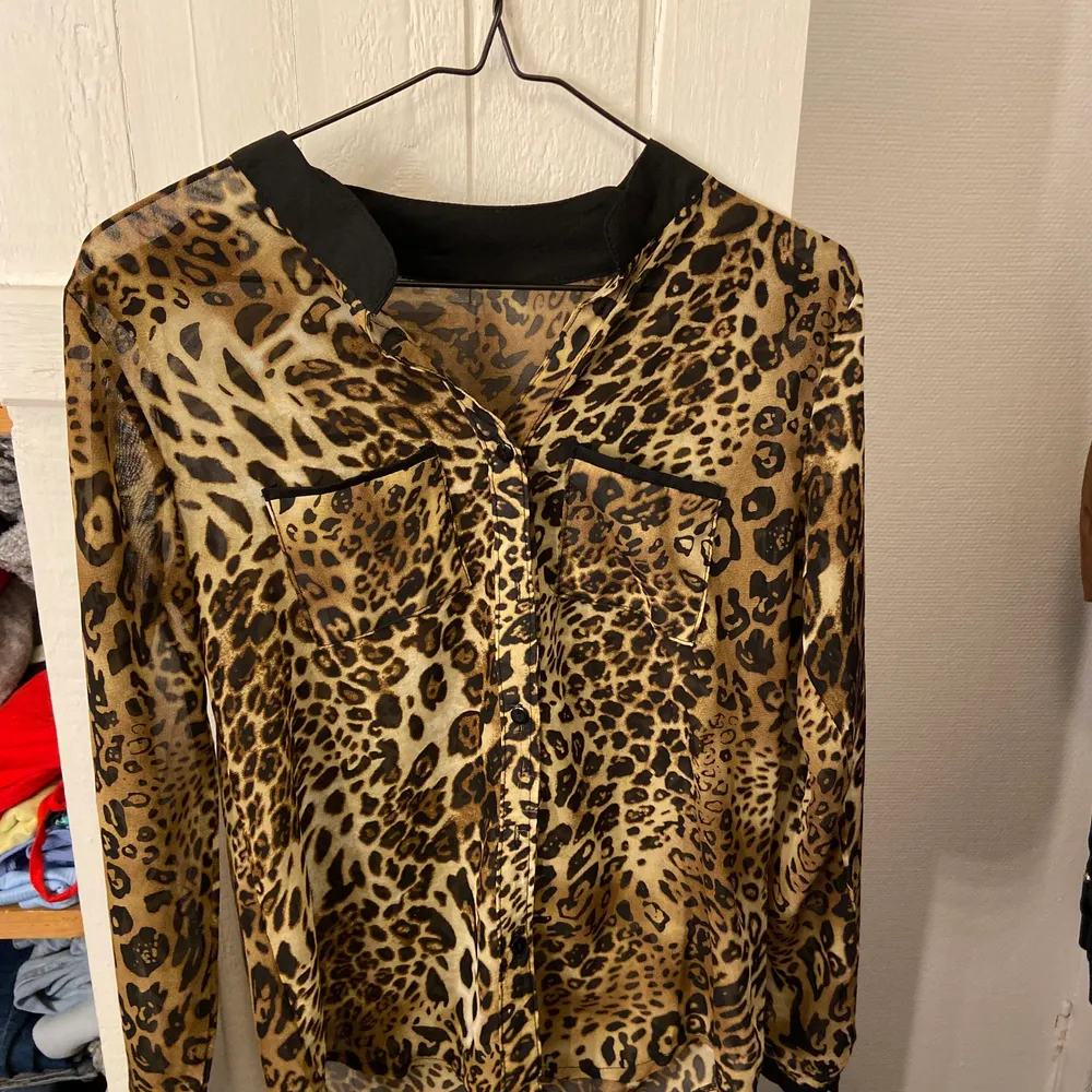 En tunnare leopard blus i bra kvalitet och passar perfekt!✨. Blusar.