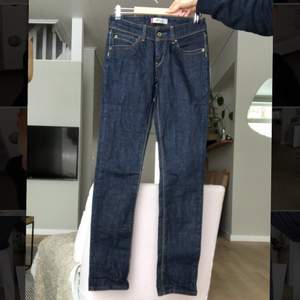 Vintage jeans från Levis i modellen 571. Fint skick. Låga i midjan. Står ingen stolek men lite små i midjan för mig som vanligtvis har 27/34. Tillräckligt långa på mig, är 178 cm. 